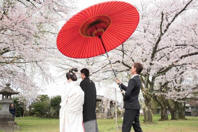 新潟県村上市にある藤基神社で行われる参進の儀