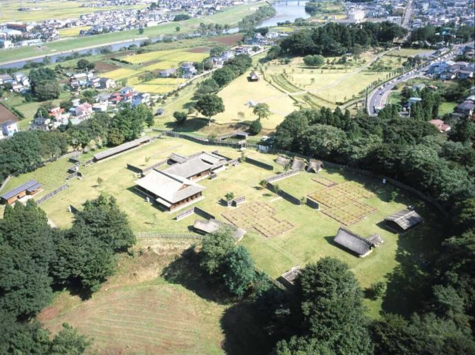 青森県「史跡根城の広場」の航空写真