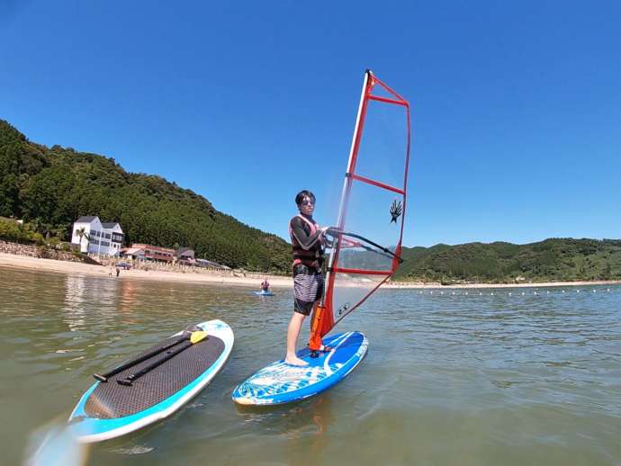 富土海岸でのウインドサーフィンの様子