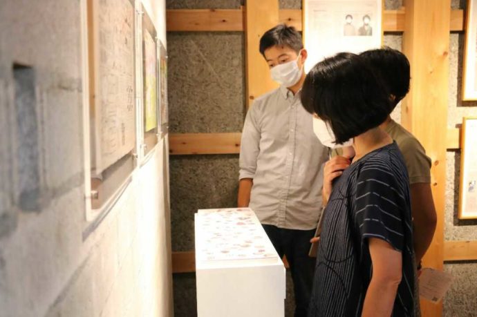 はじまりの美術館で熱心に展示を見る人々