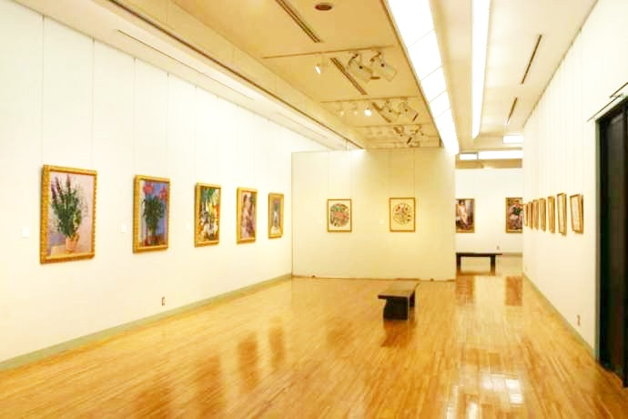 はけの森美術館一階展示室の展示風景