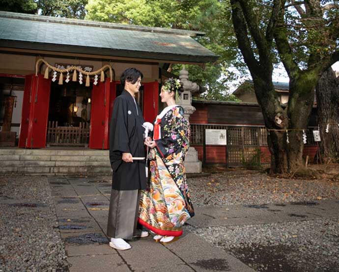 千葉県船橋市にある「前原御嶽神社 フォトスタジオ ソラーナ」が境内で撮影した新郎新婦写真