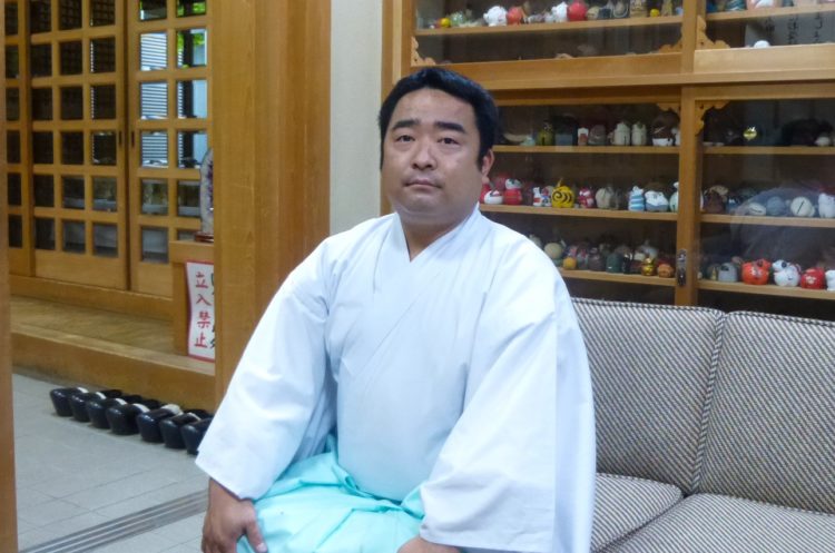 大阪府豊中市の服部天神宮の宮司・加藤芳哉さん