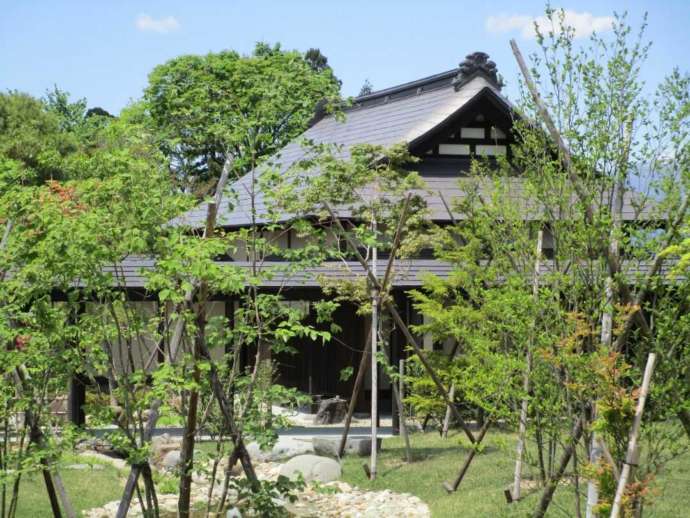 山形県東根市の「東の杜」にある庭園と「緑筠亭」