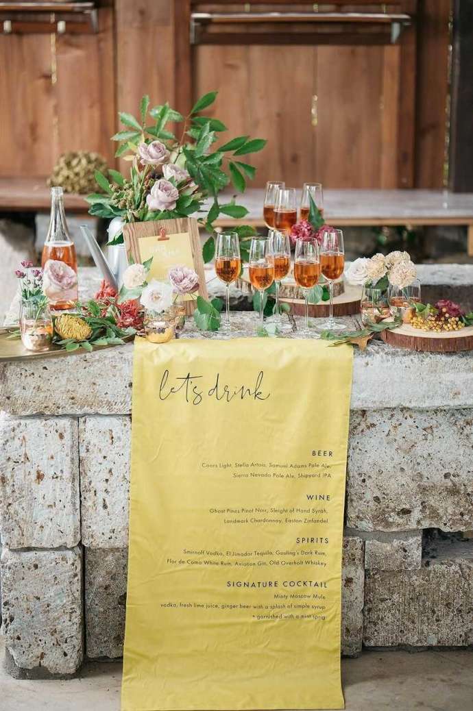 The HK Weddingのお花で飾られた式場のドリンクコーナー