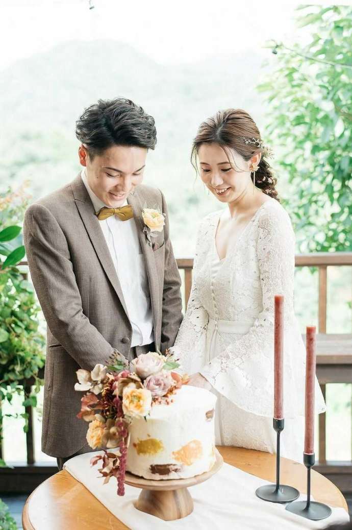 The HK Weddingの装花で美しく飾られたウェディングケーキ