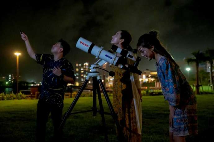 「星の専門店 星あそび」のイベントで天体観測をする様子（その2）