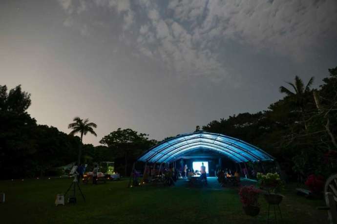 野外の公園で開かれる「星の専門店 星あそび」のイベントの様子