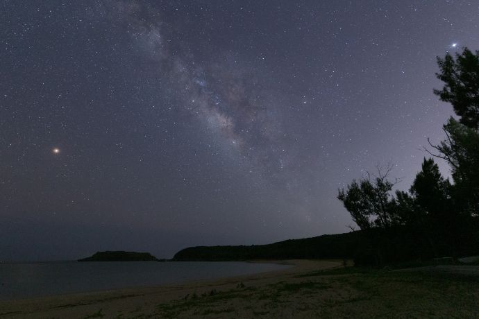 「星の専門店 星あそび」のイベントで観測できるビーチ×天の川（名護）