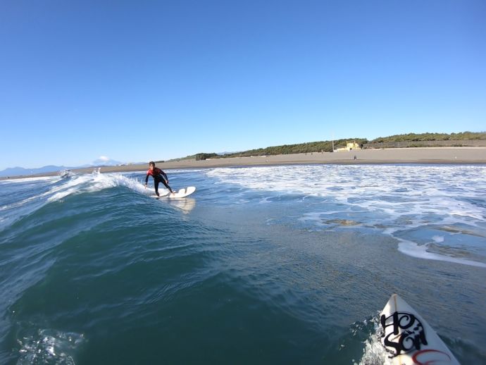 神奈川県茅ヶ崎市の「Hosoii Surf&Sports」でサーフィンをしている男性