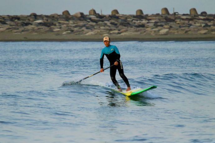 神奈川県茅ヶ崎市の「Hosoii Surf&Sports」のスタッフがSUPの見本となっているところ