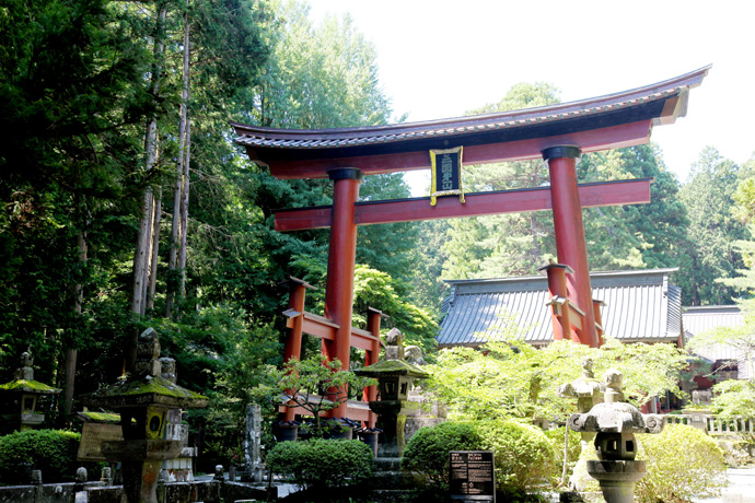 山梨県南都留郡にあるホテルマウント富士ウェディングの近くにある神社