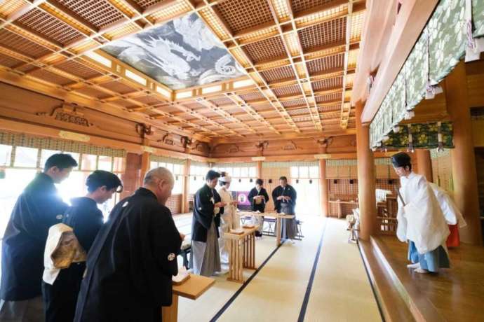 湯島天神の社殿内で婚礼儀式を行っている様子