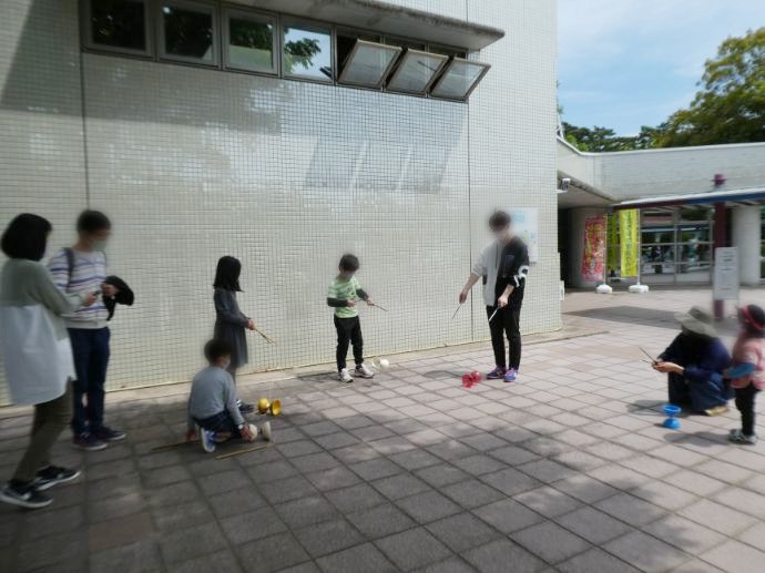 原子力科学館のジャグリング体験の様子