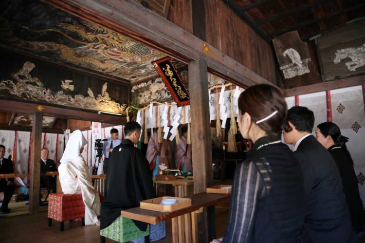 飯野八幡宮でおこなわれる「神前式」