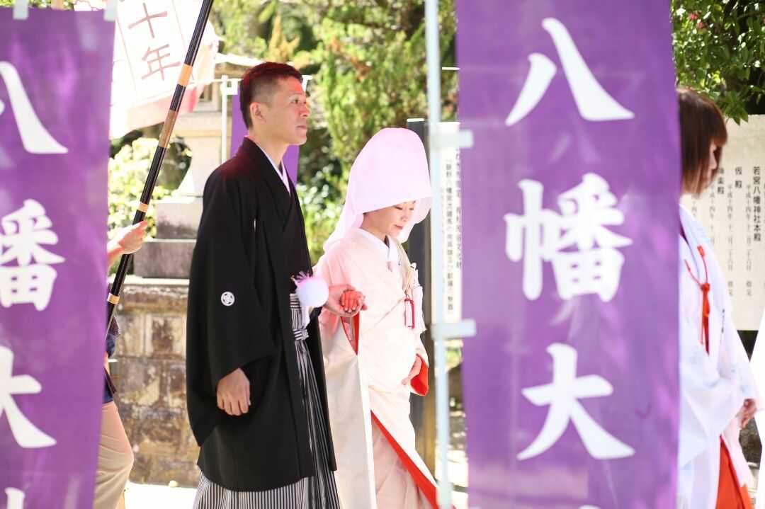 いわき市にある「飯野八幡宮」で神前式をおこなう新郎新婦