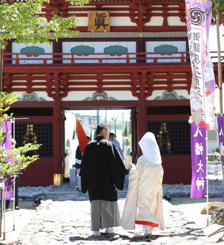 飯野八幡宮の参道にて、参進前の風景