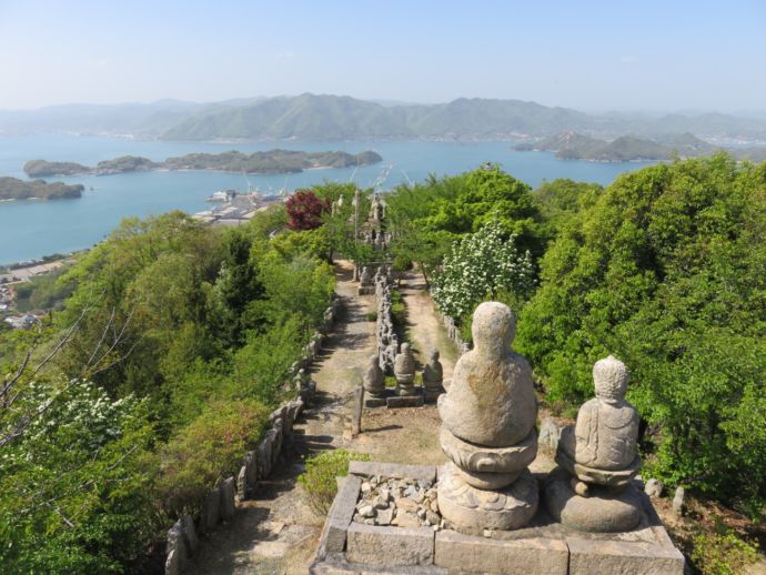 白滝山の石仏×瀬戸内海の風景