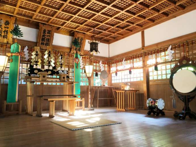 伊奈冨神社の拝殿内