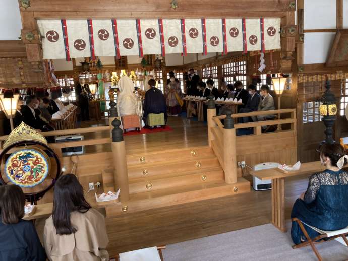 伊奈冨神社の拝殿内で神前式が行われている様子