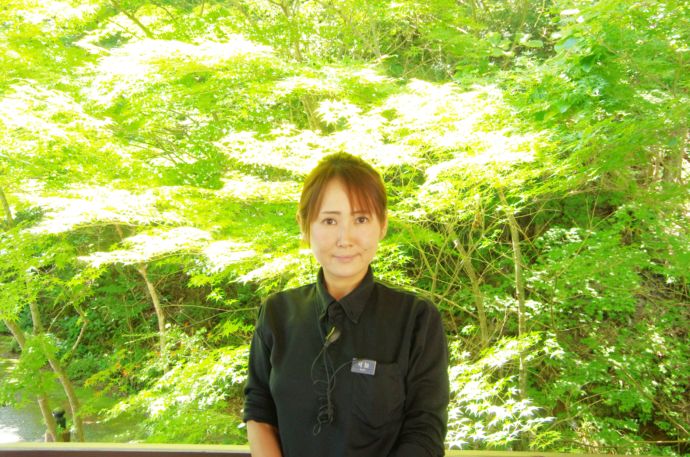 「岩寿温泉旅館 岩寿荘」の若女将・可知孝子（かちたかこ）さん近影