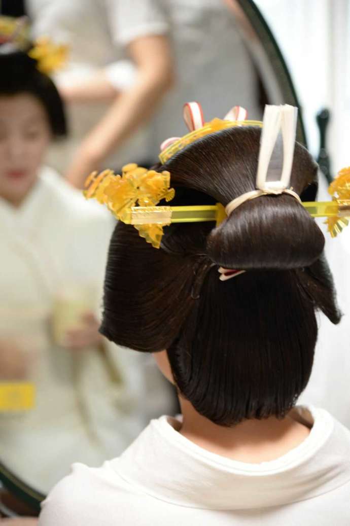 彌彦神社で神前式をする花嫁がお支度をする様子