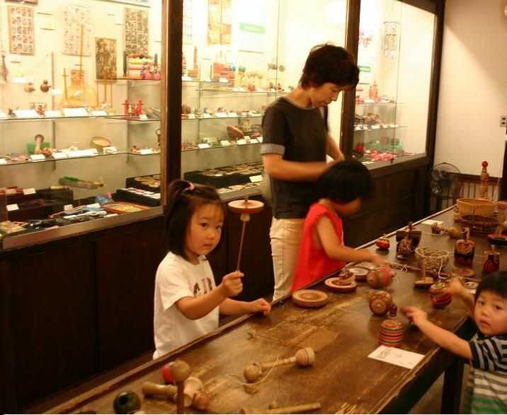 日本玩具博物館の2号館では昔の玩具で遊べる