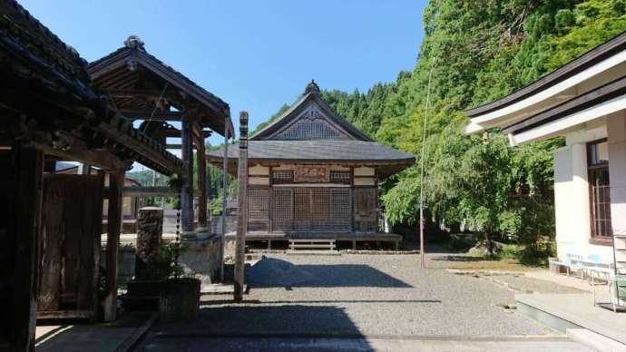 新緑が眩しい周山 慈眼寺の境内