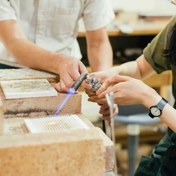 鎌倉彫金工房で指輪を作っている様子