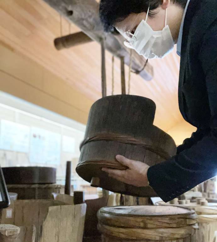 上花輪歴史館の豊田さんと道具