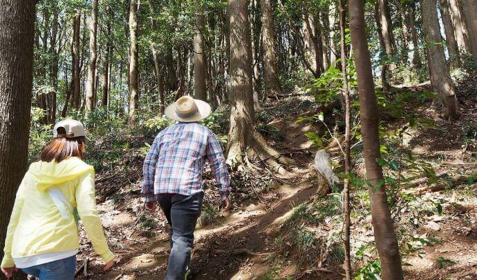 鹿野山自然学校のサバイバル体験を楽しむカップル