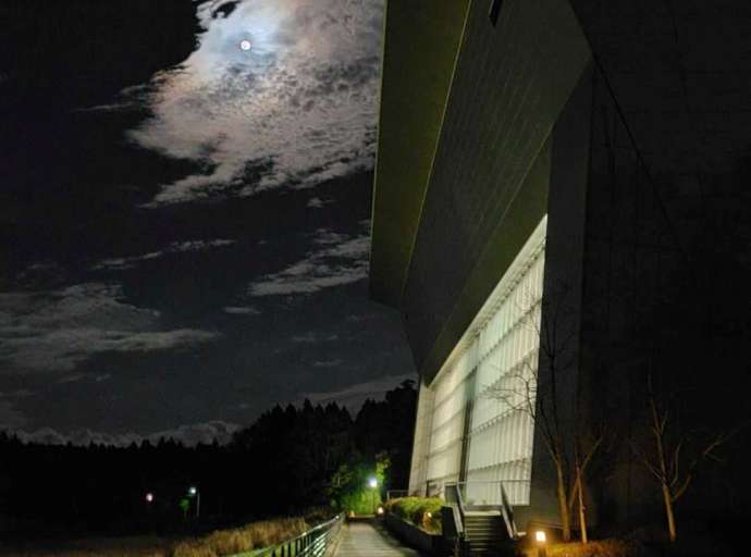 山新スイミングアリーナの夜の様子