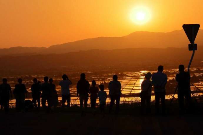 「恋人坂」で夕陽を観賞する人々（夕方）