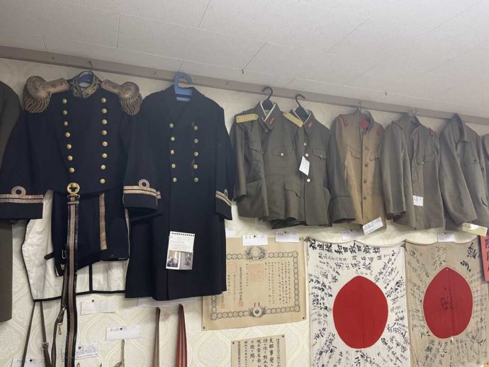 「剣淵町郷土資料館」に展示されている屯田兵の軍服や国旗に書かれた寄せ書きなど