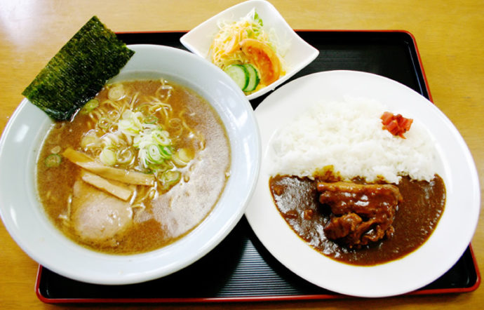 剣淵駅前にある「駅前旅館（食堂）」のラーメン＆カレーセットサラダ付き