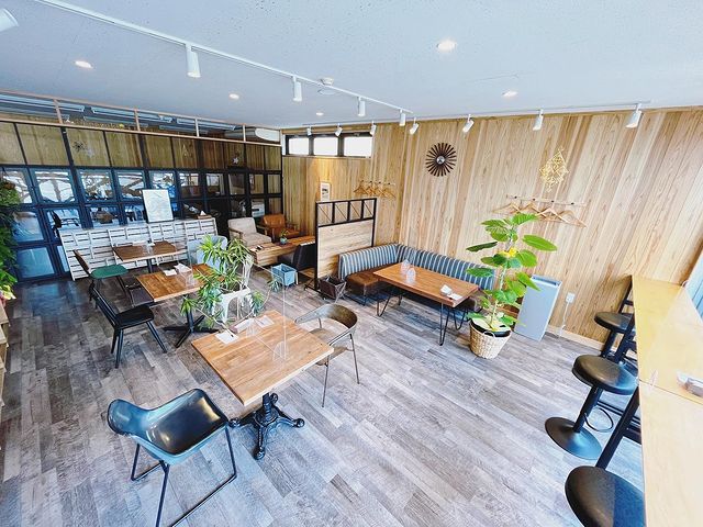 宮崎県小林市の隣の高原町にあるCafeみなづきの店内の様子