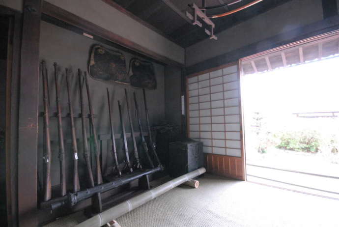 母屋に展示されている武家用具