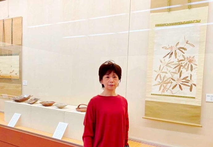 桑山美術館の展示品と学芸員さん