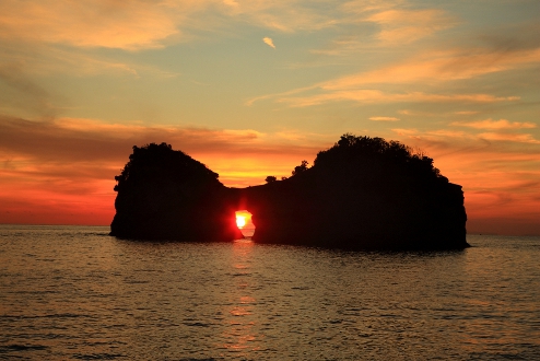 京都大学白浜水族館付近の円月島の夕暮れ