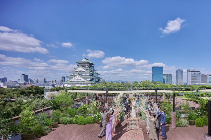 THE LANDMARK SQUARE OSAKAの屋上で挙式する様子