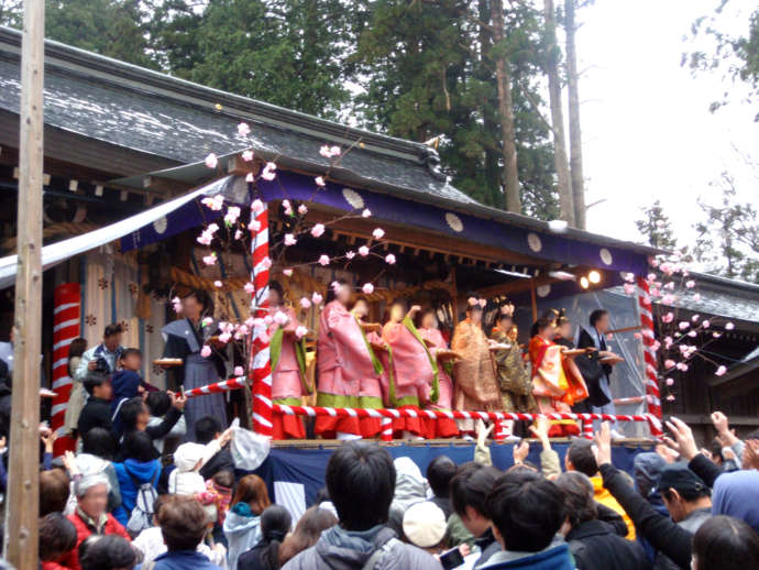 {飛驒一宮水無神社の生きびな祭の様子