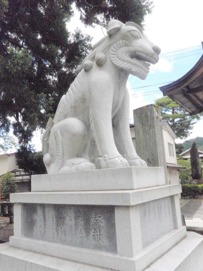 飛驒一宮水無神社のオオカミの狛犬