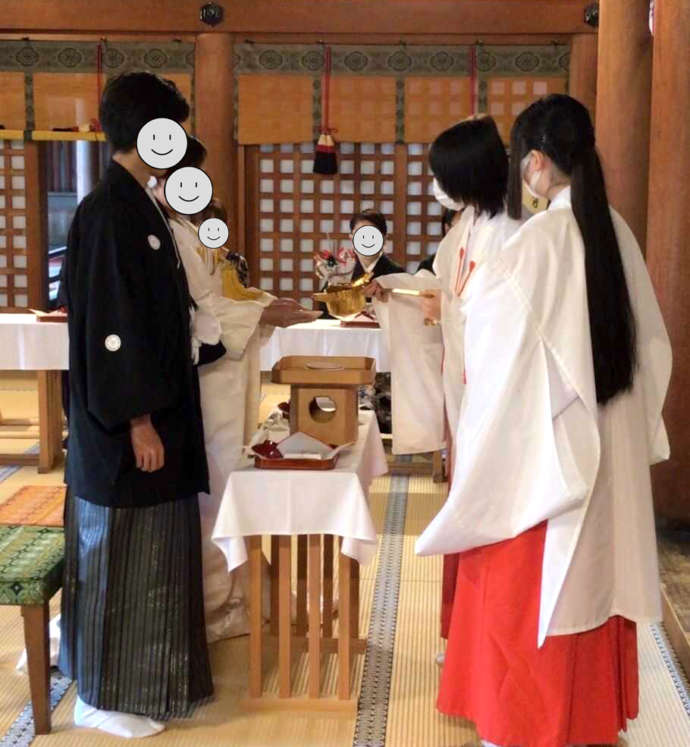 飛驒一宮水無神社の神前挙式の三献の儀の様子