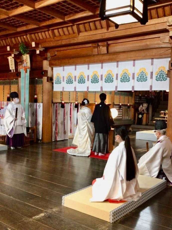 飛驒一宮水無神社の神前挙式の誓詞奏上の様子