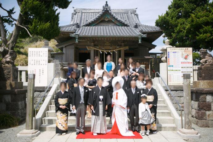 森戸大明神の神前結婚式での集合写真