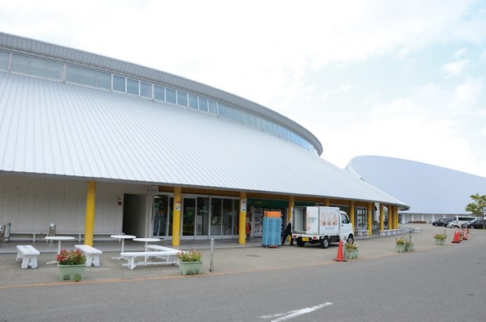 大潟村干拓博物館に隣接する道の駅おおがたの外観