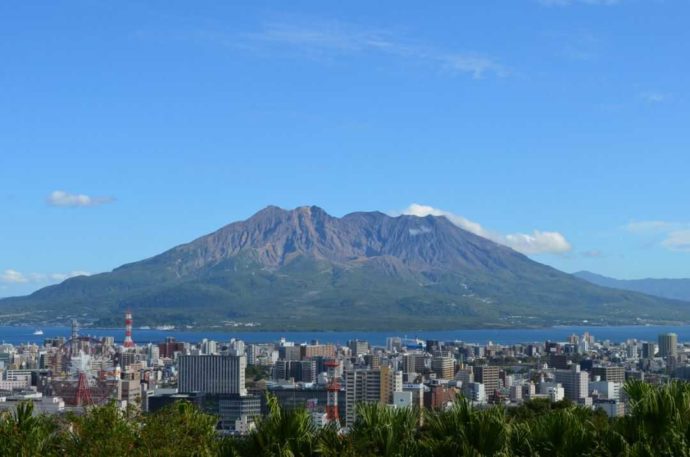 長島美術館の庭園から望む桜島