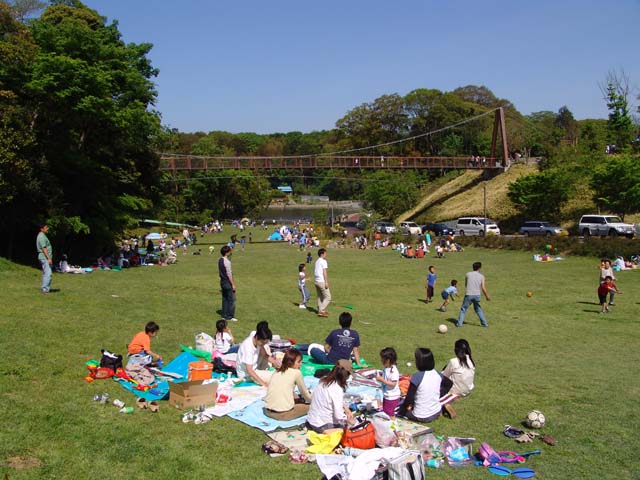 大勢の親子で賑わう坂田ヶ池総合公園