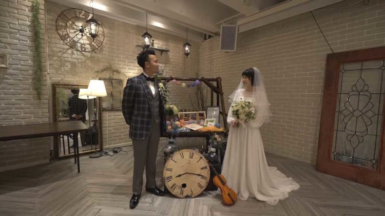 ネオフラッグのオンライン結婚式で見つめ合うご夫婦