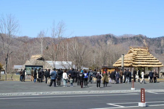 平取町立二風谷アイヌ文化博物館がある二風谷コタンに訪れた人々